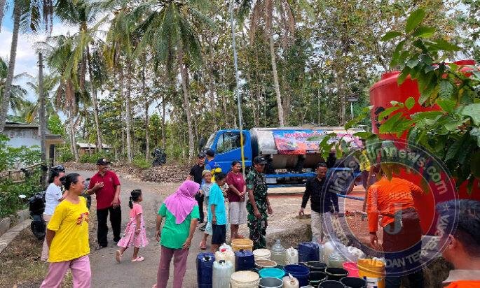 TNI-BPBD-BBWS Brantas Salurkan 16.000 Liter Air Bersih untuk Warga Terdampak Kekeringan di Panggul