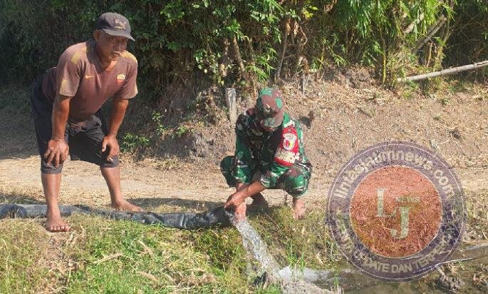 Mengalirkan Harapan di Tengah Musim Tanam, Babinsa Sebayi Bantu Petani Airi Sawah