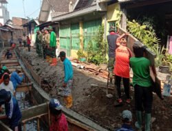 Anggota Satgas TMMD, Ormas, Linmas & Masyarakat Tancap Gas Kerjakan Pembongkaran Begesteng dan Pemerataan Tanah‎