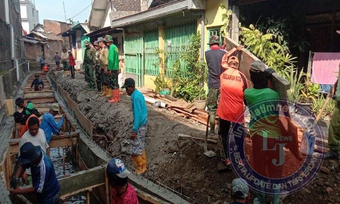 Anggota Satgas TMMD, Ormas, Linmas & Masyarakat Tancap Gas Kerjakan Pembongkaran Begesteng dan Pemerataan Tanah‎