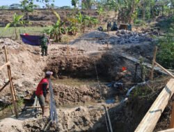 Babinsa Kawal Pembangunan Jembatan Beton, Akses Penghubung Karangmalang-Kedawung Segera Terwujud