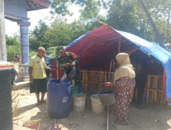 Babinsa Dampingi BBWS Bengawan Solo Salurkan 8.000 Liter Air Bersih untuk Warga Terdampak Kekeringan di Gesi