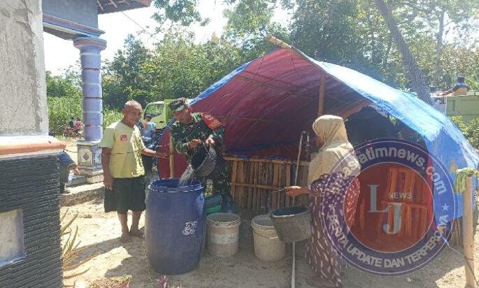 Babinsa Dampingi BBWS Bengawan Solo Salurkan 8.000 Liter Air Bersih untuk Warga Terdampak Kekeringan di Gesi