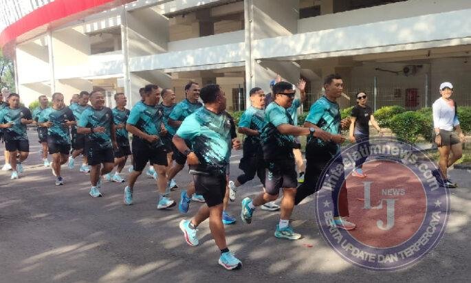 Kodim 0735/Surakarta Genjot Stamina Fisik Prajurit Dengan Lari Aerobik Mengelilingi Stadion Manahan Solo