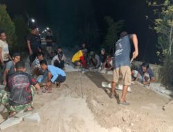 Tak Puduli Malam Hari, Pembangunan Paving Jalan Poros Desa Bulu Lor terus Dikebut