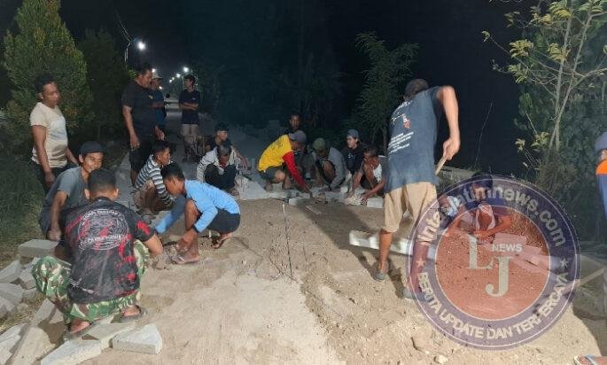 Tak Puduli Malam Hari, Pembangunan Paving Jalan Poros Desa Bulu Lor terus Dikebut