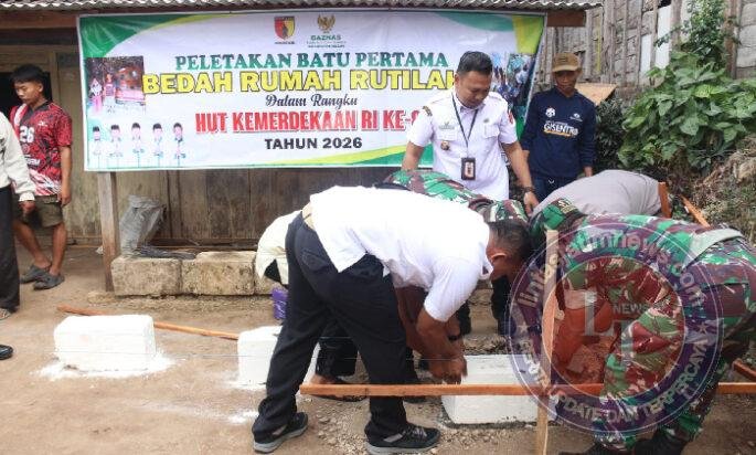 Sambut HUT ke-81 RI, Kodim 0805/Ngawi Bersama Baznas Bedah Rumah Warga di Kasreman
