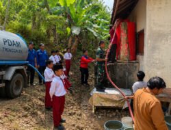 Sinergi TNI, BPBD dan PDAM Salurkan Air Bersih untuk Warga Terdampak Kekeringan di Panggul