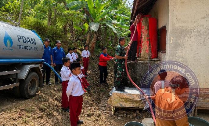 Sinergi TNI, BPBD dan PDAM Salurkan Air Bersih untuk Warga Terdampak Kekeringan di Panggul