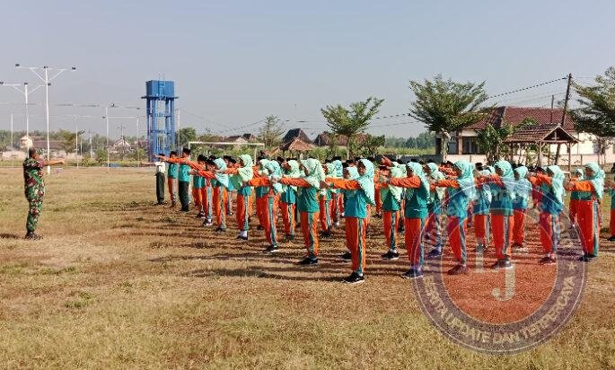 Menanamkan Disiplin Sejak Dini, Koramil Kebonsari Gembleng 150 Siswa MI dengan Semangat Bela Negara