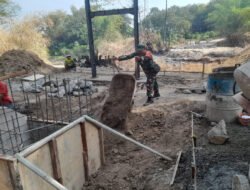 Babinsa dan Warga Bahu Membahu Wujudkan Akses Penghubung di Perbatasan