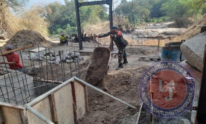 Babinsa dan Warga Bahu Membahu Wujudkan Akses Penghubung di Perbatasan