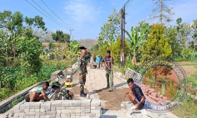 Kamituo Ngipik pun Turun Tangan dalam Pembangunan Jalan Sasaran TMMD ke 129