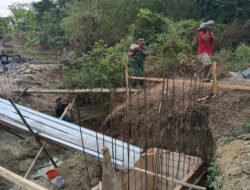 Babinsa Kawal Proyek Penghubung Dua Desa Demi Dongkrak Perekonomian Warga