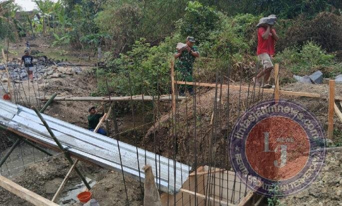Babinsa Kawal Proyek Penghubung Dua Desa Demi Dongkrak Perekonomian Warga
