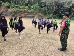 TNI Latih PBB Siswa SDN 1 Nglebo, Tanamkan Disiplin dan Karakter Sejak Dini