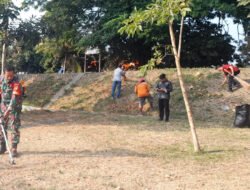 Cegah Kebakaran & Dukung UMKM, Babinsa Manahan Pimpin Kerja Bakti Bersihkan Bendung Tirtonadi