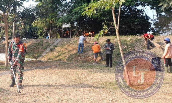 Cegah Kebakaran & Dukung UMKM, Babinsa Manahan Pimpin Kerja Bakti Bersihkan Bendung Tirtonadi