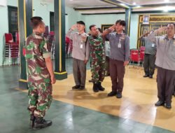 Tanamkan Disiplin & Kekompakan, Babinsa Keprabon Latihkan PBB Anggota Linmas