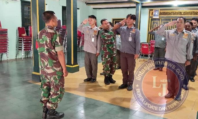 Tanamkan Disiplin & Kekompakan, Babinsa Keprabon Latihkan PBB Anggota Linmas