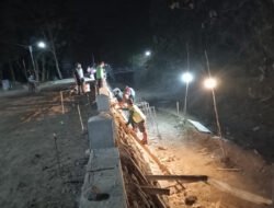 Kejar Target, Talud Dilembur TNI dan Warga Bulu Lor Hingga Malam Hari