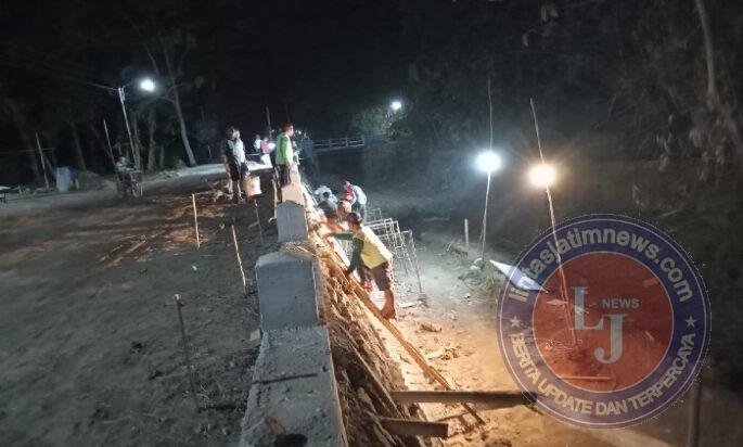 Kejar Target, Talud Dilembur TNI dan Warga Bulu Lor Hingga Malam Hari