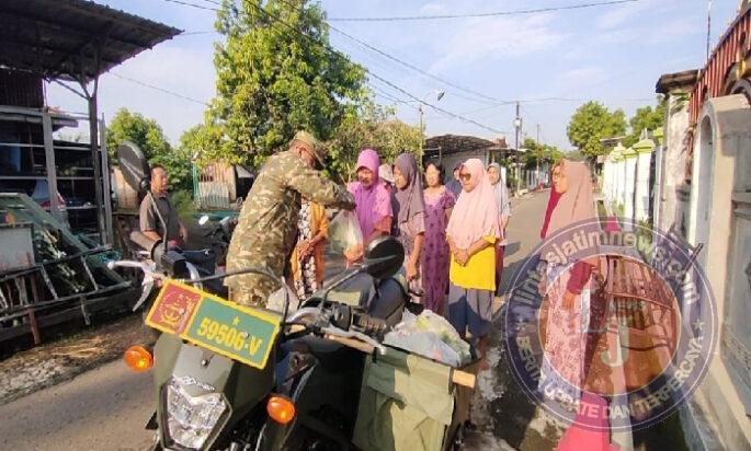Dari Kebun Koramil untuk Warga, Jumat Berkah Babinsa Mendak Hadirkan Senyum dan Kepedulian
