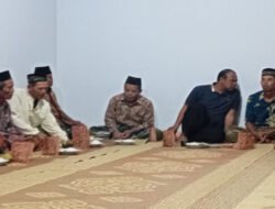Senang Dengan Kehadiran TNI, Warga Undang Anggota Satgas Acara Adat ( Mitoni )