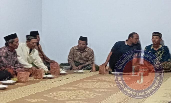 Senang Dengan Kehadiran TNI, Warga Undang Anggota Satgas Acara Adat ( Mitoni )