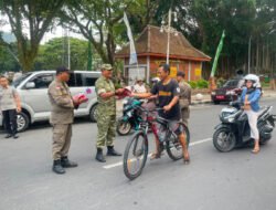 Forkopimda Trenggalek Bagikan Bendera Merah Putih Sambut HUT RI ke-81