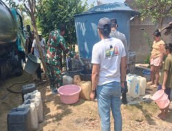 Peduli Air Bersih, Babinsa Posramil Pitu Kawal Distribusi Bantuan Air untuk Warga Desa Cantel