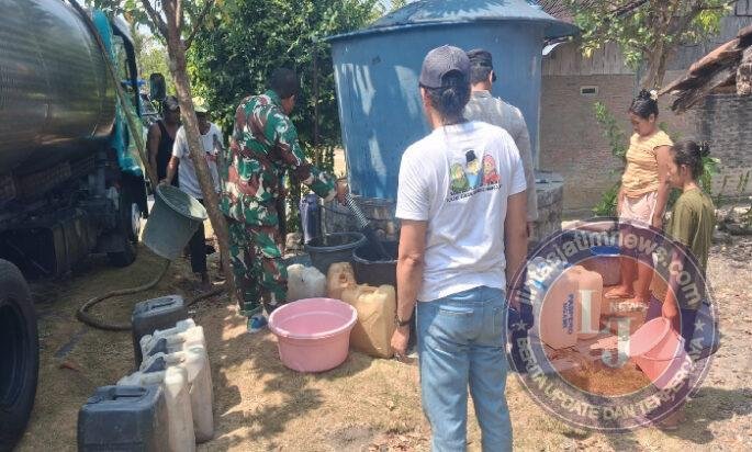Peduli Air Bersih, Babinsa Posramil Pitu Kawal Distribusi Bantuan Air untuk Warga Desa Cantel