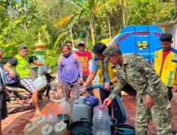 TNI, BBWS Brantas dan PDAM Salurkan Air Bersih bagi Warga Terdampak Kekeringan di Panggul