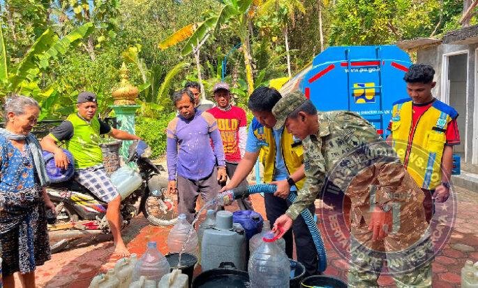 TNI, BBWS Brantas dan PDAM Salurkan Air Bersih bagi Warga Terdampak Kekeringan di Panggul