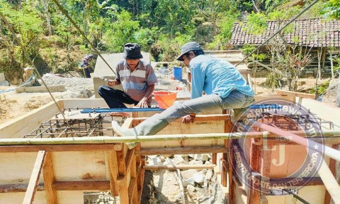 Perlancar Mobilitas, TNI Bersama Warga Kebut Pembangunan Jembatan Gantung Garuda di Pacitan