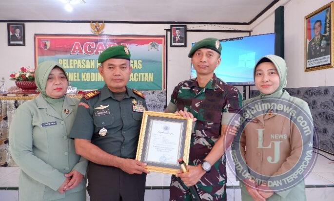 Suasana Haru dan Kekeluargaan Warnai Aula Makodim 0801/Pacitan Saat Digelar Pelapasan Purna Tugas