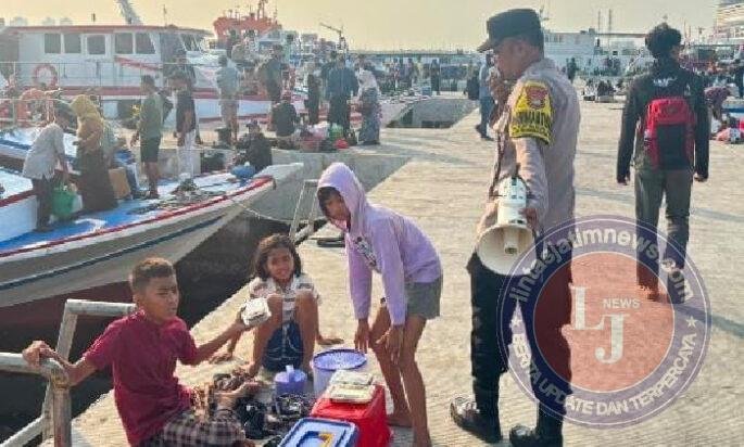 Polsek Kawasan Sunda Kelapa Perkuat Pelayanan dan Pengamanan Wisatawan Kepulauan Seribu di Dermaga Kali Adem
