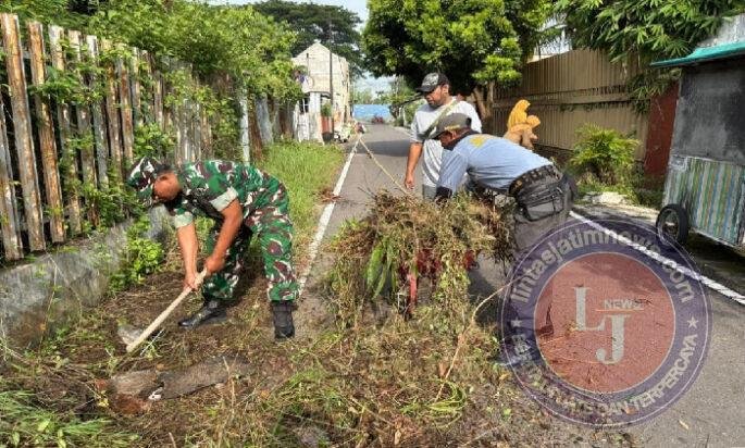 Semak Hilang, Rasa Aman Datang: Babinsa Sogaten dan Warga Bersihkan Lahan Kosong