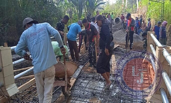 TMMD 129 Bulu Lor Bangun Jembatan Penyambung Dua Dukuh