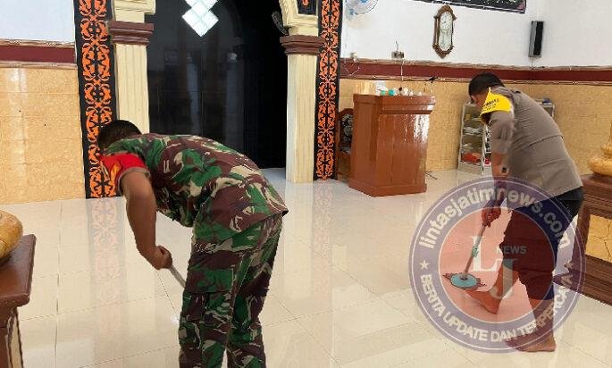 TNI-Polri dan Warga Gotong Royong Bersihkan Masjid, Kebersamaan Terjalin Tanpa Sekat