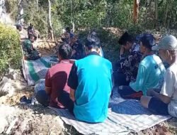 Momen Antara TNI dan Warga Melepas Penat Dalam Proses Pembangunan Jembatan Gantung di Pacitan
