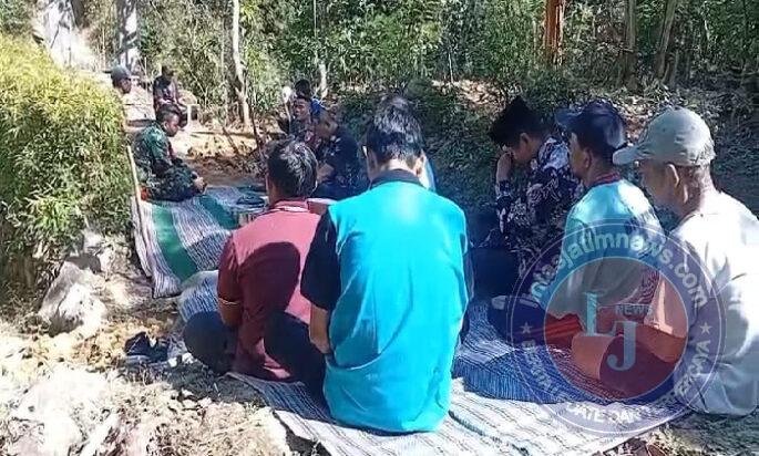 Momen Antara TNI dan Warga Melepas Penat Dalam Proses Pembangunan Jembatan Gantung di Pacitan