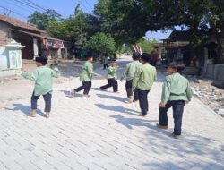 Girangnya Siswa MI Bulu Lor Bermain Berlarian di Atas Paving yang Sementara Dibangun TMMD 129