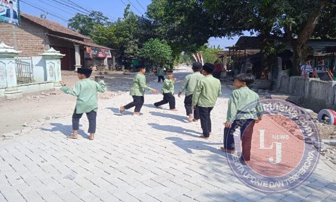 Girangnya Siswa MI Bulu Lor Bermain Berlarian di Atas Paving yang Sementara Dibangun TMMD 129