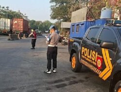 Personel Satsamapta dan Satlantas Polres Pelabuhan Tanjung Priok Laksanakan Pengaturan Lalu Lintas, Wujudkan Arus Lalin Aman, Lancar, dan Kondusif