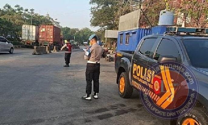Personel Satsamapta dan Satlantas Polres Pelabuhan Tanjung Priok Laksanakan Pengaturan Lalu Lintas, Wujudkan Arus Lalin Aman, Lancar, dan Kondusif