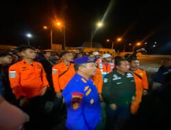 Polda Jatim Terjunkan 30 Personel SAR Polairud dan Almatsus, Evakuasi Korban KMP Mutiara Sentosa 2