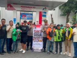 Senyum Ojol Gresik Saat Dapat BBM Gratis, Polsek Kebomas dan YALPK Group Gelar Bakti Sosial