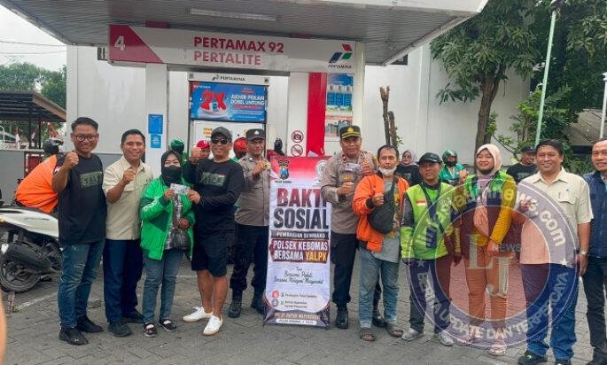 Senyum Ojol Gresik Saat Dapat BBM Gratis, Polsek Kebomas dan YALPK Group Gelar Bakti Sosial