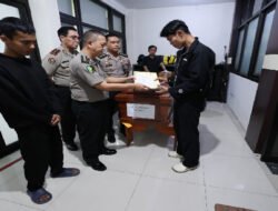 Tim DVI Polda Jatim Serahkan Dua Jenazah Korban KM Mutiara Sentosa II kepada Keluarga